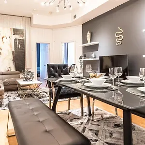 Spacious 2 Bedroom In The Heart Of Montreal